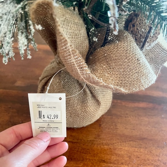 NWT- winter Tree - Picture 4 of 7